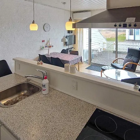 4 Person In Apartment *
